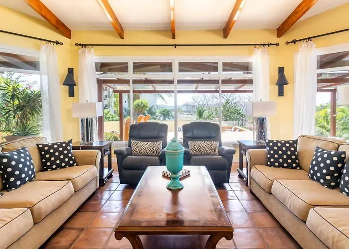 Luxury Five-bedroom Oasis In With A Private Pool And Stylish Decor *