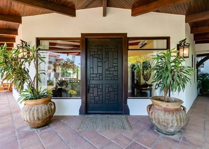 Сasa de vacaciones Luxury Five-bedroom Oasis In With A Private Pool And Stylish Decor