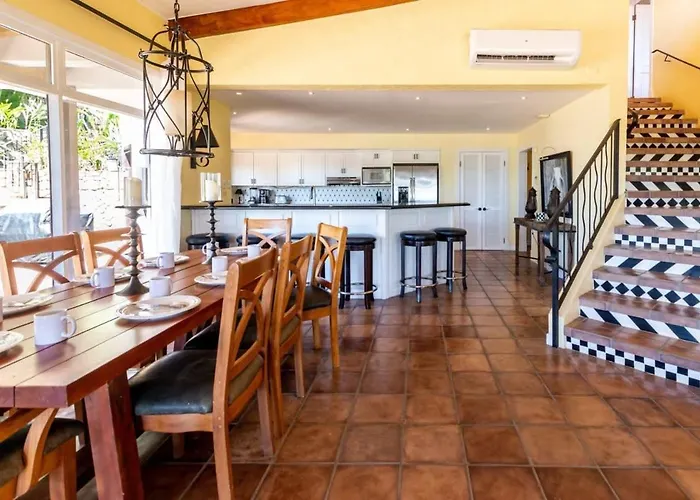 Luxury Five-bedroom Oasis In With A Private Pool And Stylish Decor *
