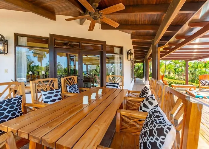 Luxury Five-bedroom Oasis In With A Private Pool And Stylish Decor *