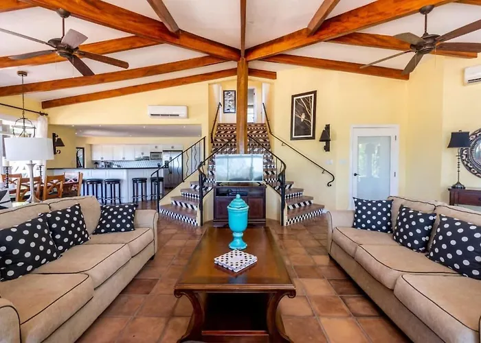 Сasa de vacaciones Luxury Five-bedroom Oasis In With A Private Pool And Stylish Decor