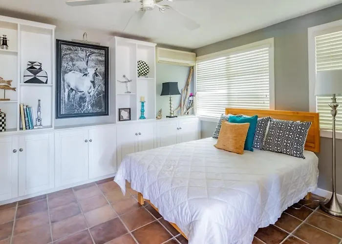 Luxury Five-bedroom Oasis In With A Private Pool And Stylish Decor