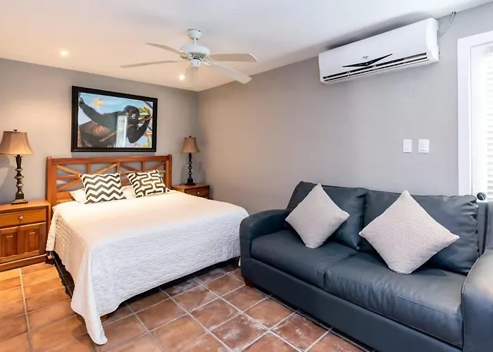 Сasa de vacaciones Luxury Five-bedroom Oasis In With A Private Pool And Stylish Decor
