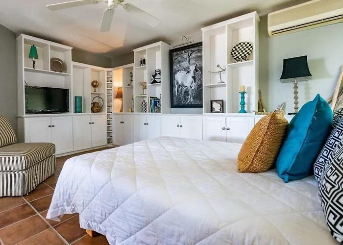 Luxury Five-bedroom Oasis In With A Private Pool And Stylish Decor *