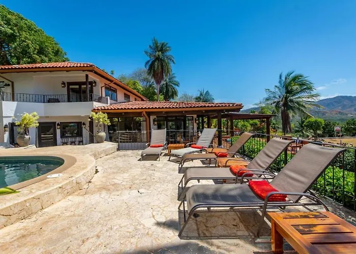 Сasa de vacaciones Luxury Five-bedroom Oasis In With A Private Pool And Stylish Decor